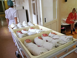 Новорожденные в детской палате